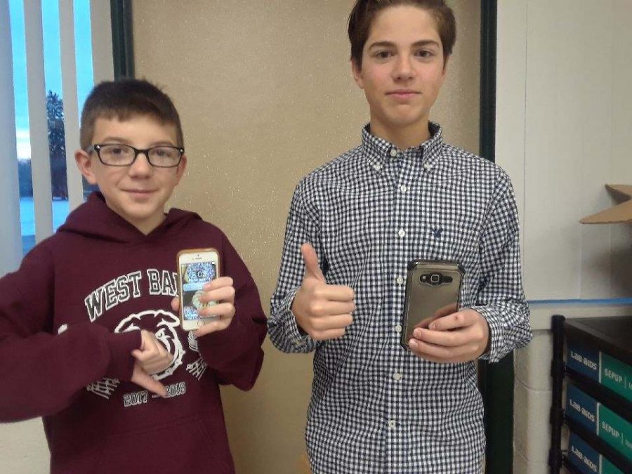 Happy Samsung user (right) and a dissapointed iPhone user(left) 